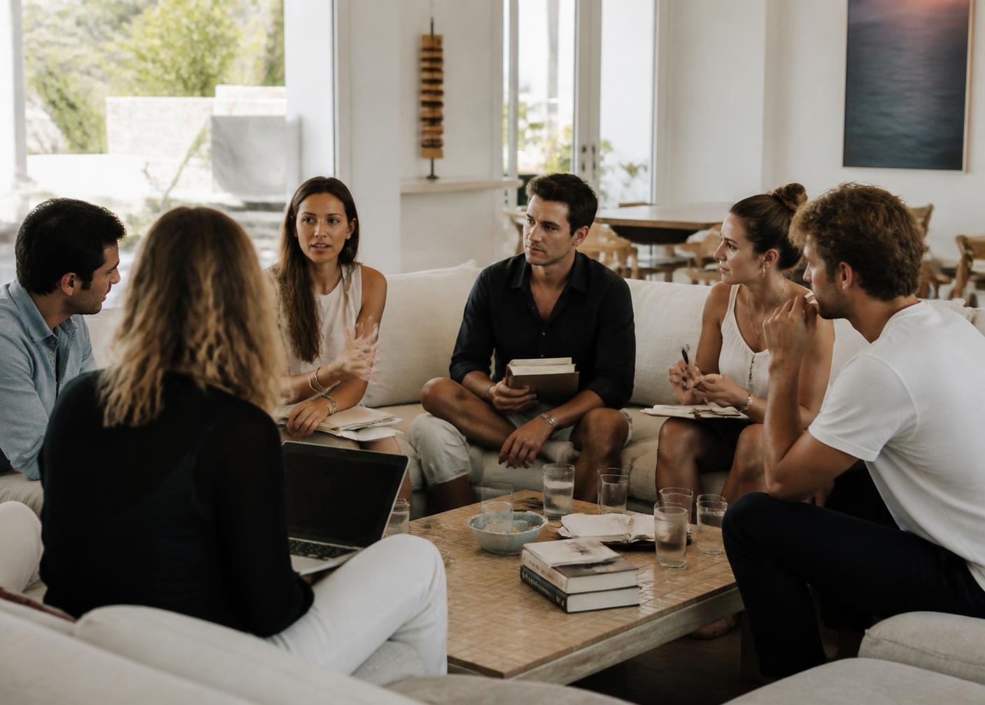 Unternehmer im Gespräch an einem Tisch bei Kerzenlicht